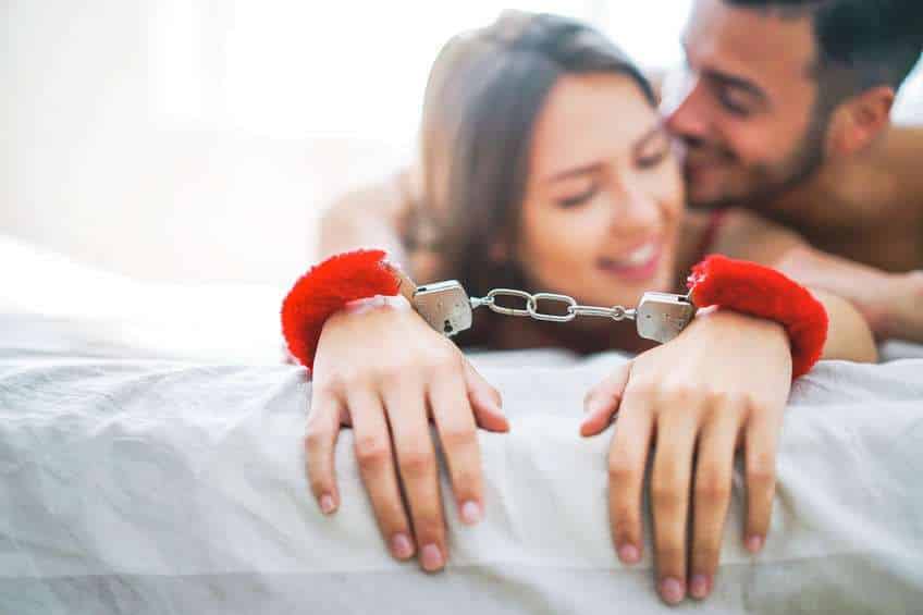 Couple adulte discutant d’un jeu de rôles intime