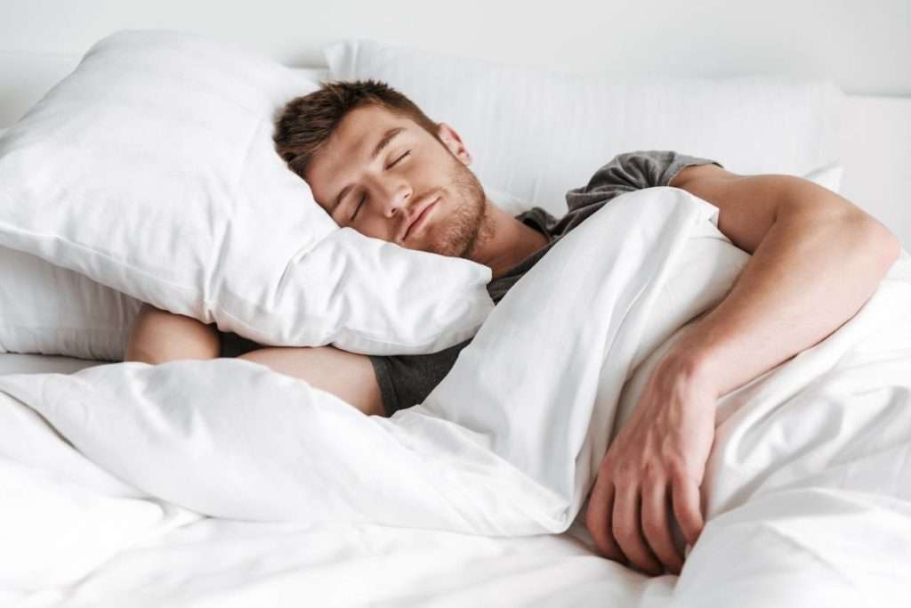Personne au repos dans une chambre peu éclairée